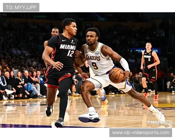 里夫斯26+11集锦：妙传布朗尼空接暴扣关键三分大心脏，里斯·布朗